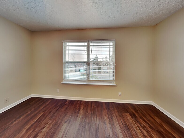 Building Photo - 313 School House Ct