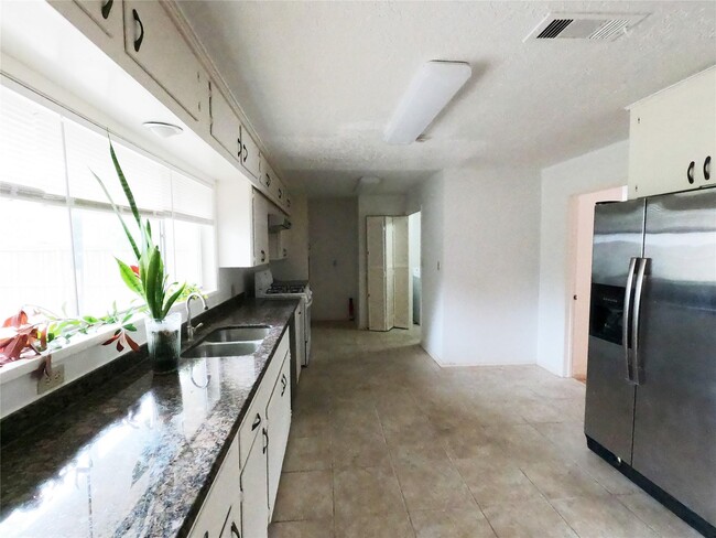 Building Photo - 5231 Beechnut St