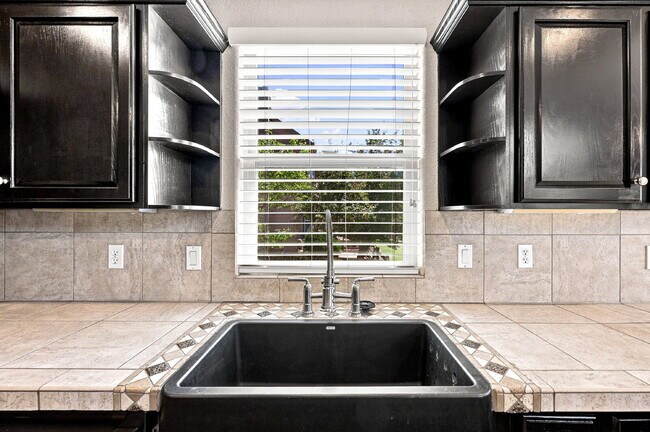 Building Photo - $3,040.95, 6 bed, 4 bath located in Colorado Springs