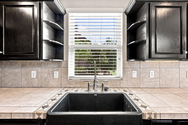 Building Photo - $3,195.95, 6 bed, 4 bath located in Colorado Springs