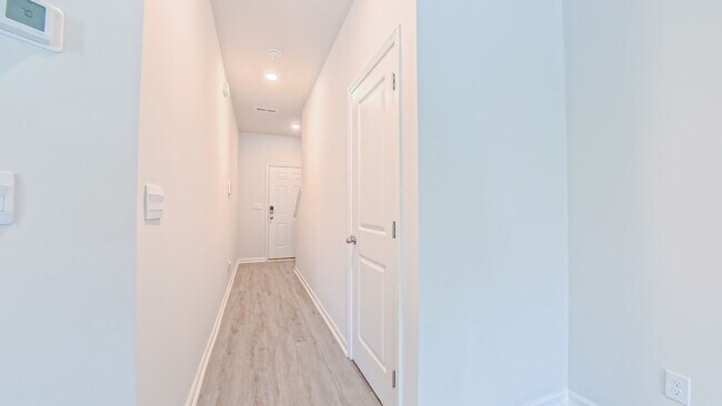 Building Photo - Spacious Townhome!