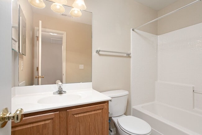 Building Photo - 3 bedroom home with large, fenced backyard convenient to RTP!