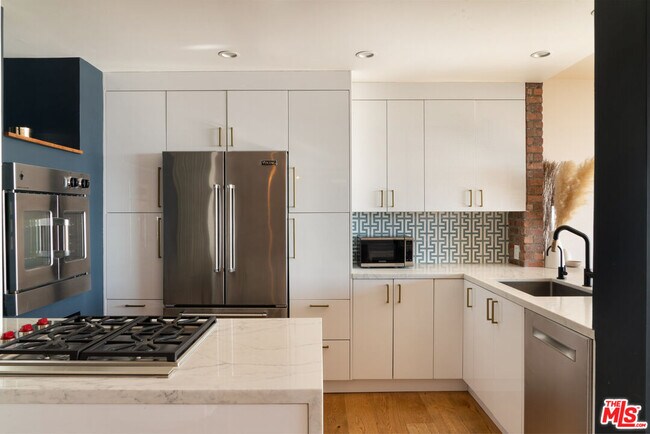 Building Photo - 8787 Shoreham Dr