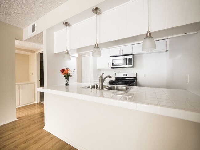 Interior Photo - 400-420 N. Oakland Ave