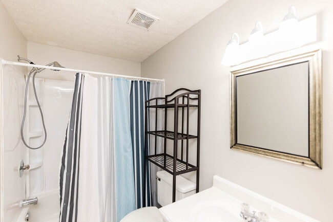 Building Photo - 8047 Simfield Rd