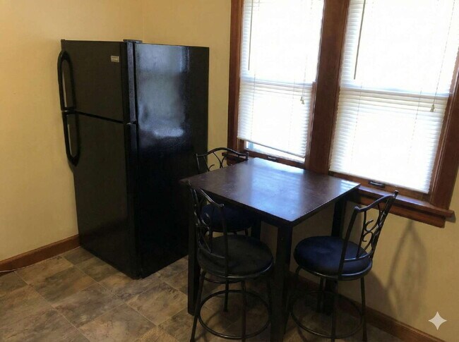 Building Photo - Available June 1st – 4 Bedroom, 1 Bathroom Single Family Home