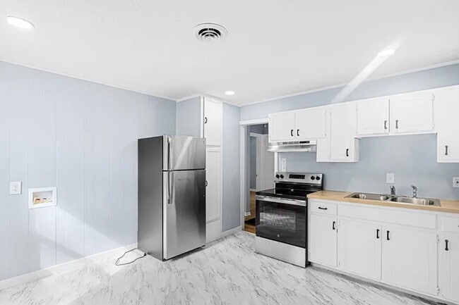 Building Photo - Gorgeous updated 2 bedroom with basement!