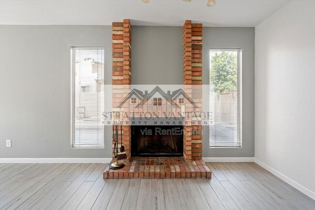 Building Photo - 2142 S Las Palmas