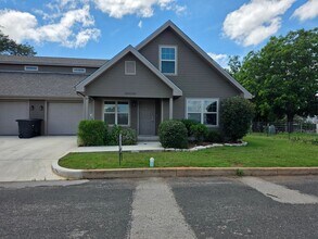 Building Photo - FOR LEASE!! Great location!