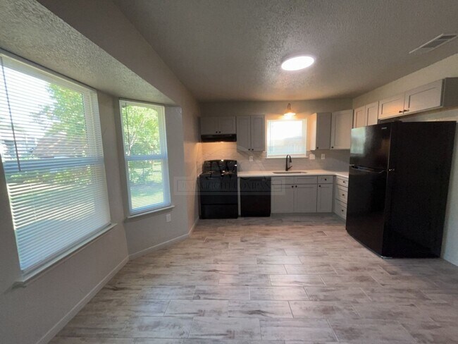 Building Photo - 1801 Hammond Dr