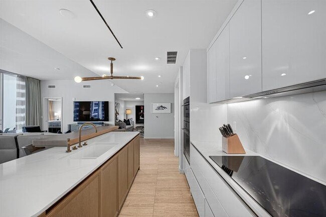 Building Photo - 525 N Fort Lauderdale Beach Blvd