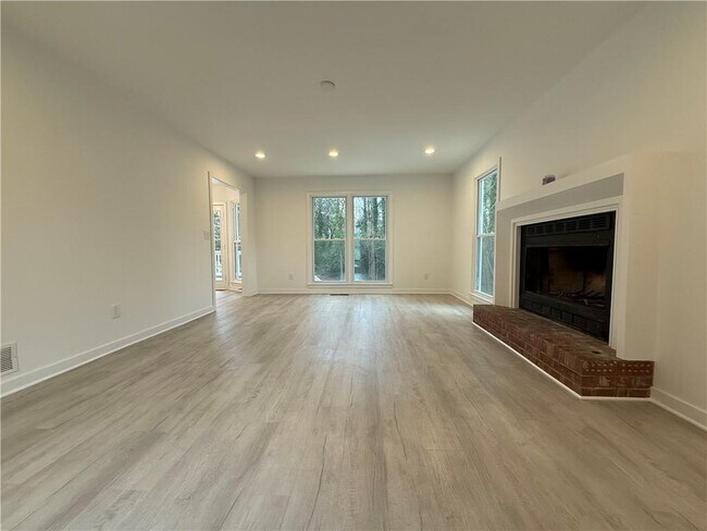 Building Photo - 3663 Heatherwood Dr NE