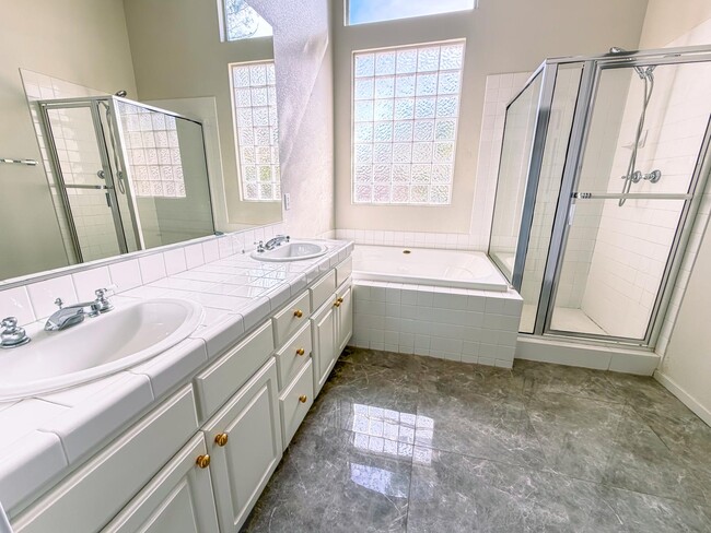 Building Photo - 8043 Shadowvale Dr