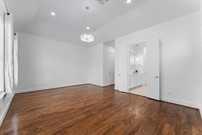 Building Photo - 1038 E 29th St
