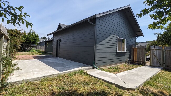 Building Photo - Spacious 3/2 in quiet neighborhood