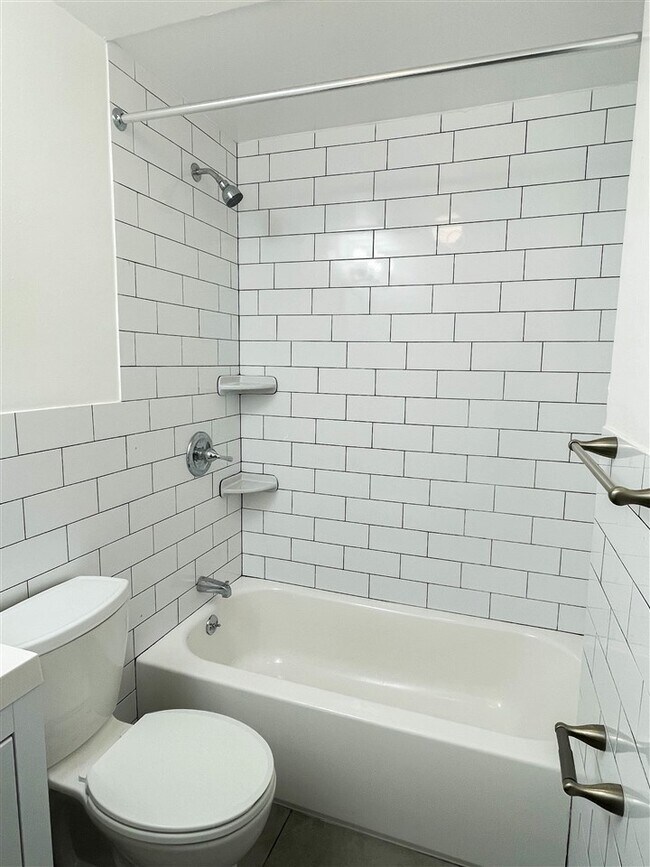 Building Photo - 426 13th St