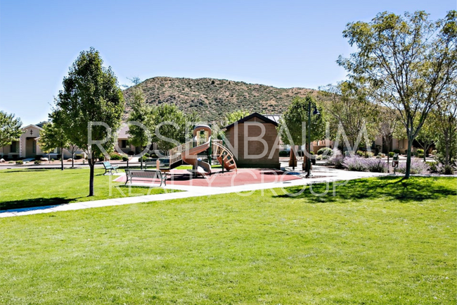 Building Photo - Beautiful 3-bedrooms, 2.5-baths home in th...