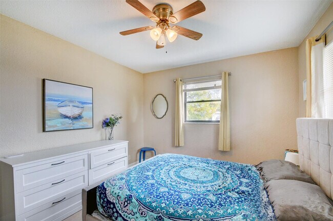 Building Photo - 101 SW 10th Ave