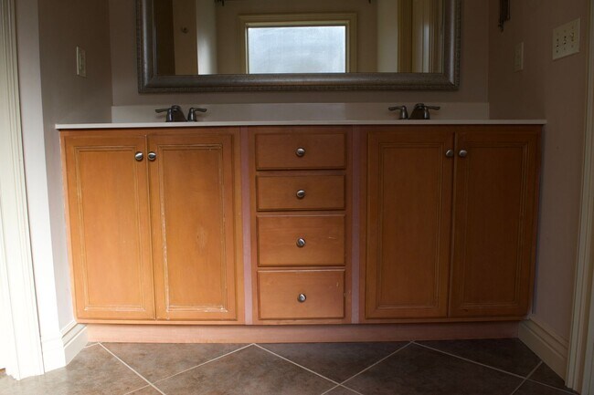 Building Photo - Marvelous 3 Bedroom House In Mill Creek Ma...