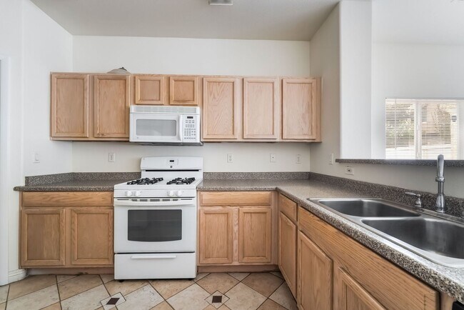 Building Photo - Spacious Henderson Townhome with Modern Up...