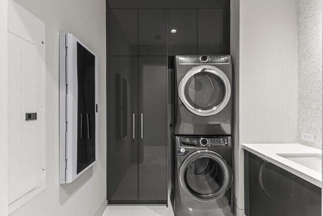 Building Photo - 6587 N Palmeraie Blvd