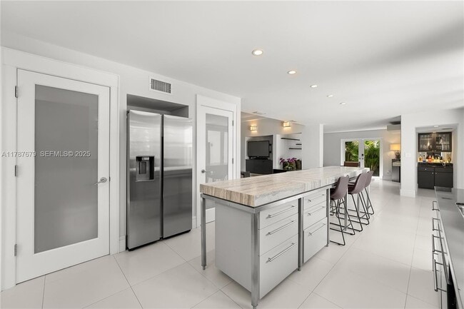 Building Photo - 122 E 2nd Ct