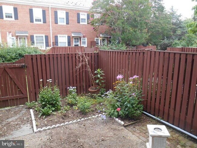 Building Photo - Charming Three-Level Fairlington Townhouse!