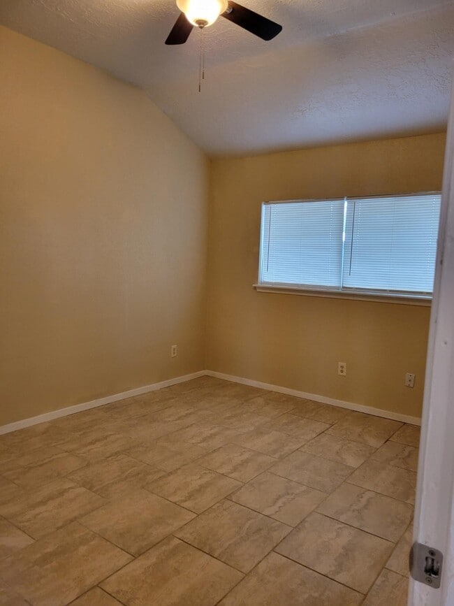 Building Photo - 11002 Longtom Ct