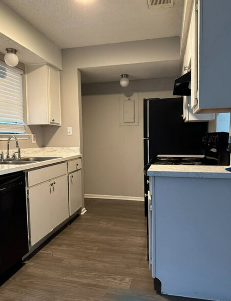 Building Photo - 128 S Las Vegas Trail