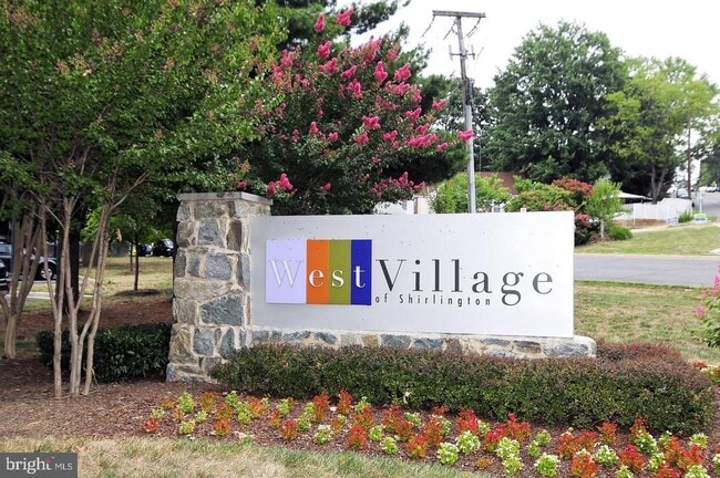 Building Photo - 4129 S Four Mile Run Dr