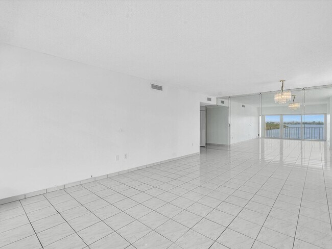 Building Photo - 500 Bayview Dr