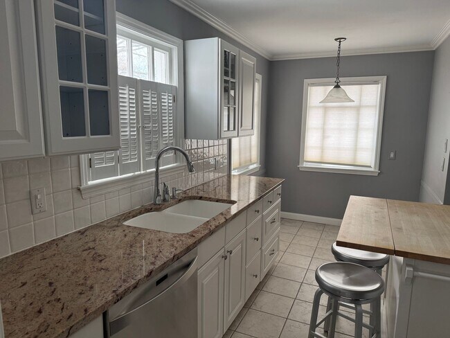 Building Photo - 3 Bedroom 1.5 Bath Single Family Home - Upper Arlington Schools