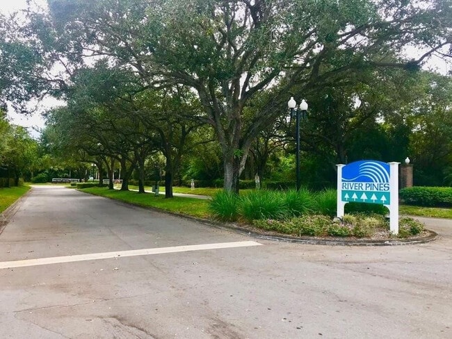 Building Photo - 5748 SE Riverboat Dr