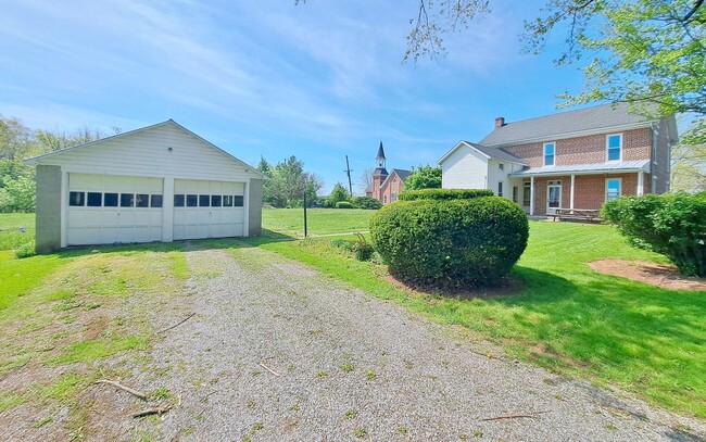 Building Photo - 3 Bed / 1-1/2 Bath Single Family w/2 Car G...