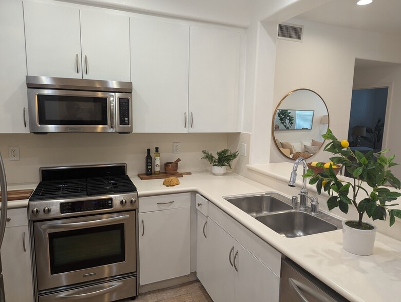 Building Photo - 7100 Playa Vista Dr