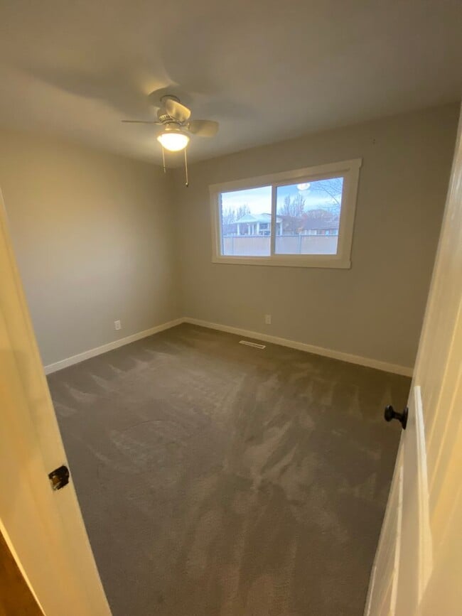 Building Photo - Gorgeous Fully Remodeled 3 Bed 1.5 baths a...