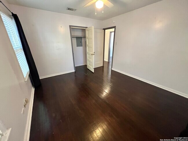 Building Photo - 414 Elmwood Dr