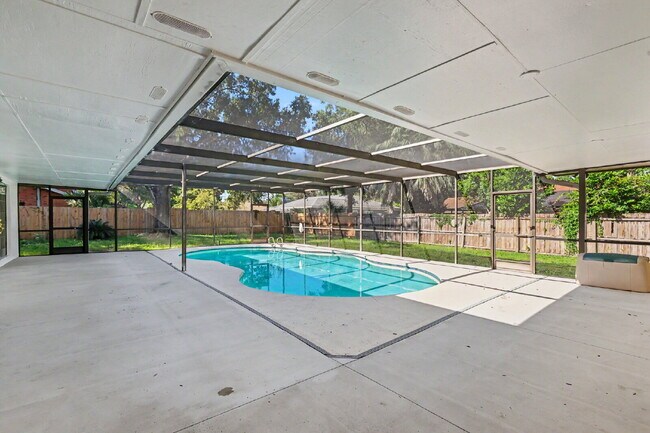 Building Photo - Recently Renovated 4-Bedroom + Den Pool Home in Temple Terrace
