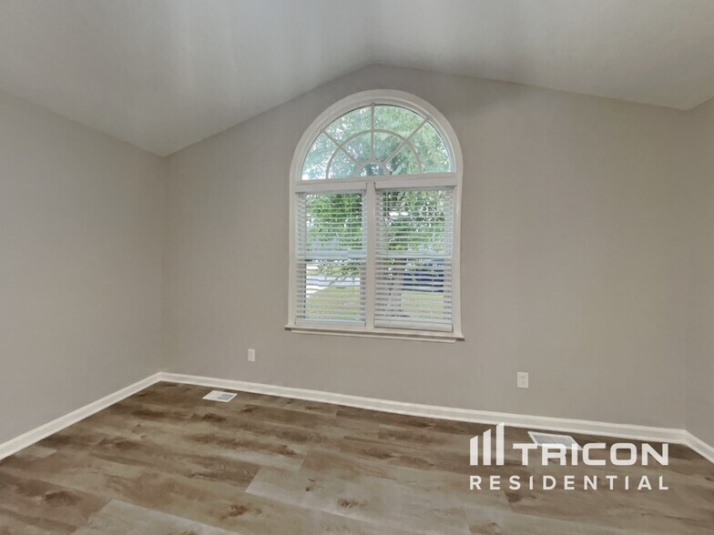 Building Photo - 5099 Marvin Dr