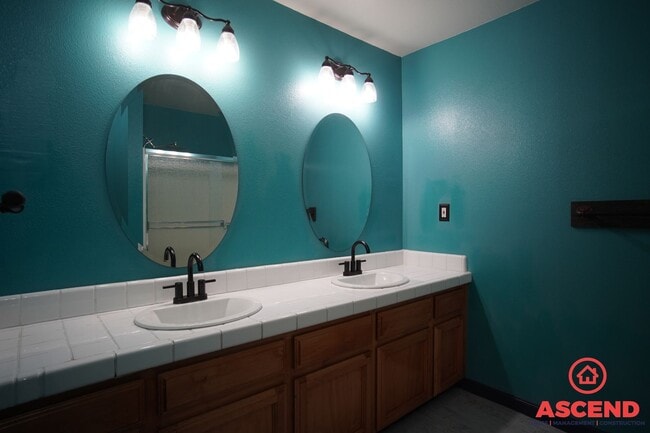 Building Photo - Gorgeous 4 Bedroom Home in Shafter!