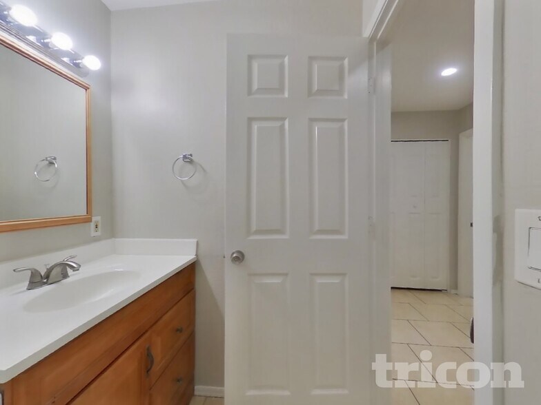 Building Photo - 3234 W Larkspur Dr
