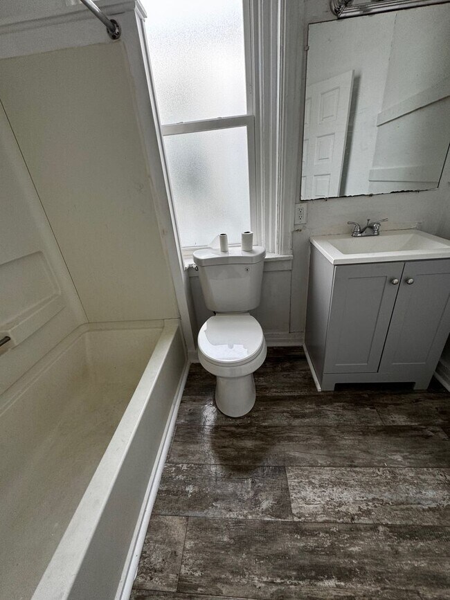 Building Photo - 4 Bedroom Row Home-39 N 10th St, Lebanon, PA