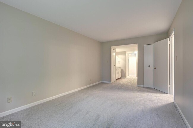 Building Photo - 5906 Cove Landing Road Unit 102