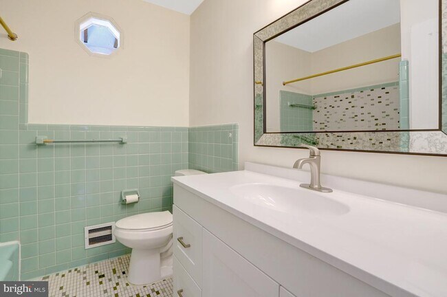 Building Photo - 6120 Beachway Dr