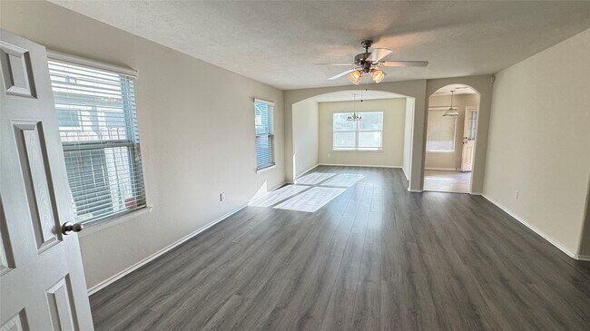 Building Photo - 914 Crestmont Trail Dr