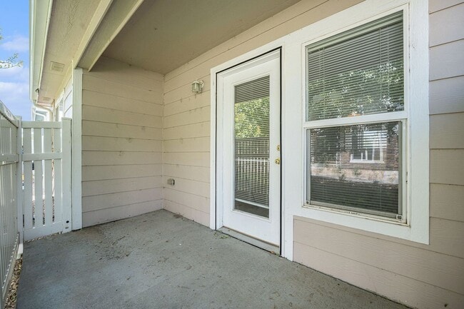 Building Photo - AVAILABLE NOW!  Close to the Airport?? and...