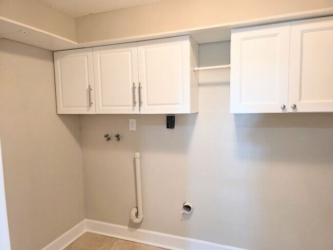 Building Photo - Beautiful 2-bedroom, 2-bath waterfront villa