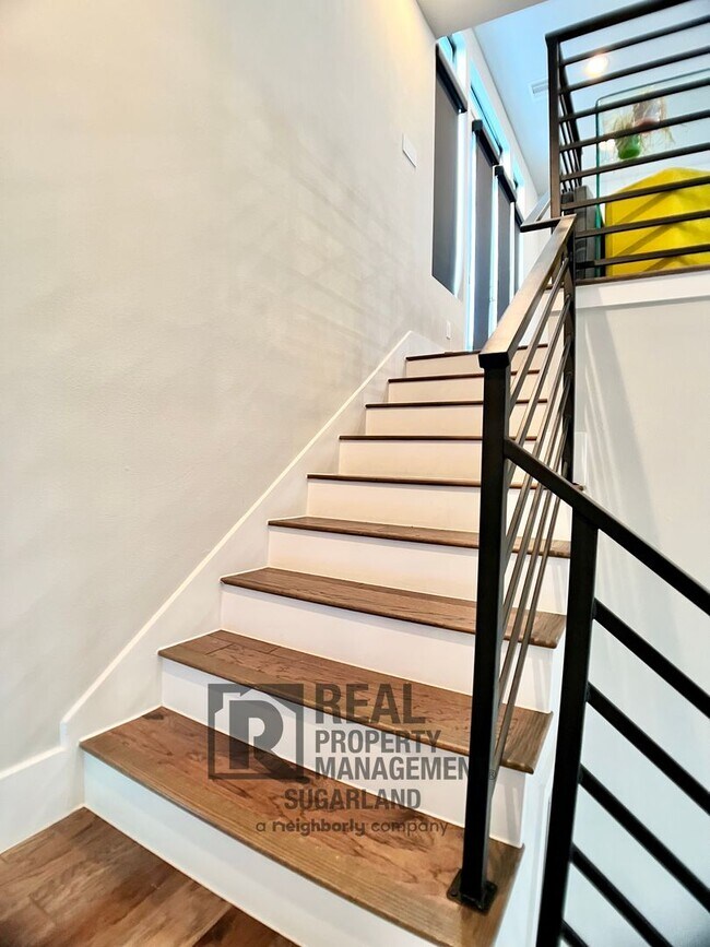 Building Photo - Luxurious Three Story Townhome!