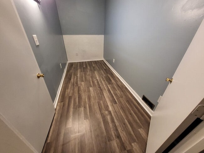 Building Photo - 3Br/1Ba Townhouse