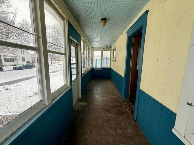 Building Photo - 909 S 6th Ave